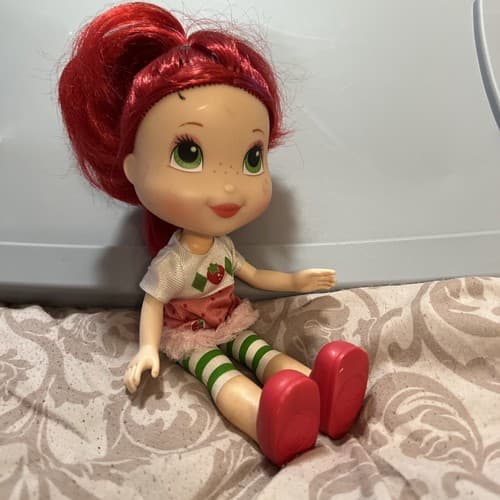 Strawberry Shortcake Scented 11" Doll Sweet Surprise 2008 Red Hair Hasbro Smells - Thumbnail 3