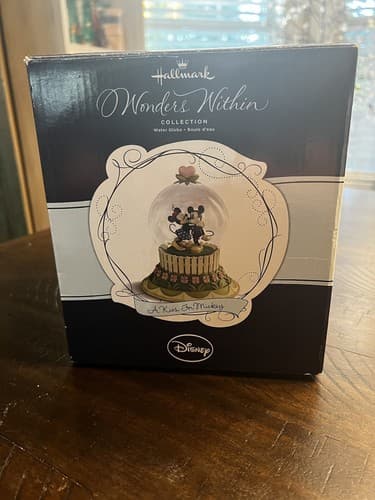 Hallmark Disney A Kiss For Mickey Minnie Wonders Within Collection Snow Globe - Thumbnail 2