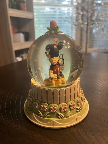 Hallmark Disney A Kiss For Mickey Minnie Wonders Within Collection Snow Globe - Thumbnail 4