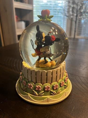 Hallmark Disney A Kiss For Mickey Minnie Wonders Within Collection Snow Globe - Thumbnail 13