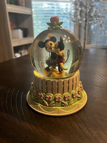 Hallmark Disney A Kiss For Mickey Minnie Wonders Within Collection Snow Globe - Thumbnail 3