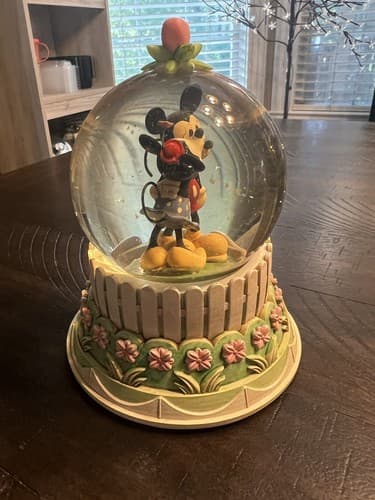 Hallmark Disney A Kiss For Mickey Minnie Wonders Within Collection Snow Globe - Thumbnail 24