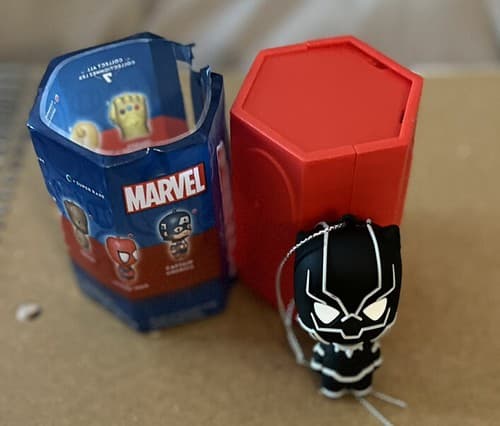 2022 HALLMARK MARVEL MYSTERY ORNAMENT "BLACK PANTHER" - NEW - Thumbnail 2