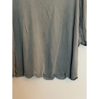 Umgee Scalloped Blouse Women's Gray Short Sleeve Crew Neck Blouse Small EUC - Thumbnail 2