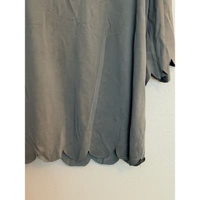 Umgee Scalloped Blouse Women's Gray Short Sleeve Crew Neck Blouse Small EUC - Thumbnail 3