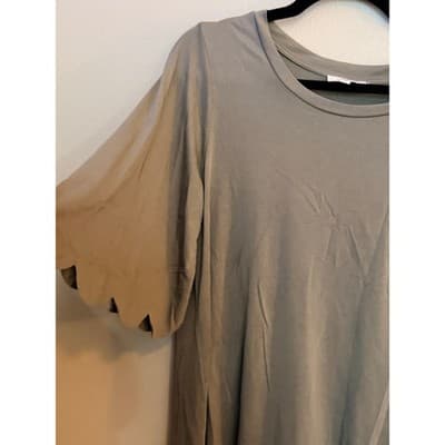 Umgee Scalloped Blouse Women's Gray Short Sleeve Crew Neck Blouse Small EUC - Thumbnail 7