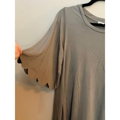 Umgee Scalloped Blouse Women's Gray Short Sleeve Crew Neck Blouse Small EUC - Thumbnail 8