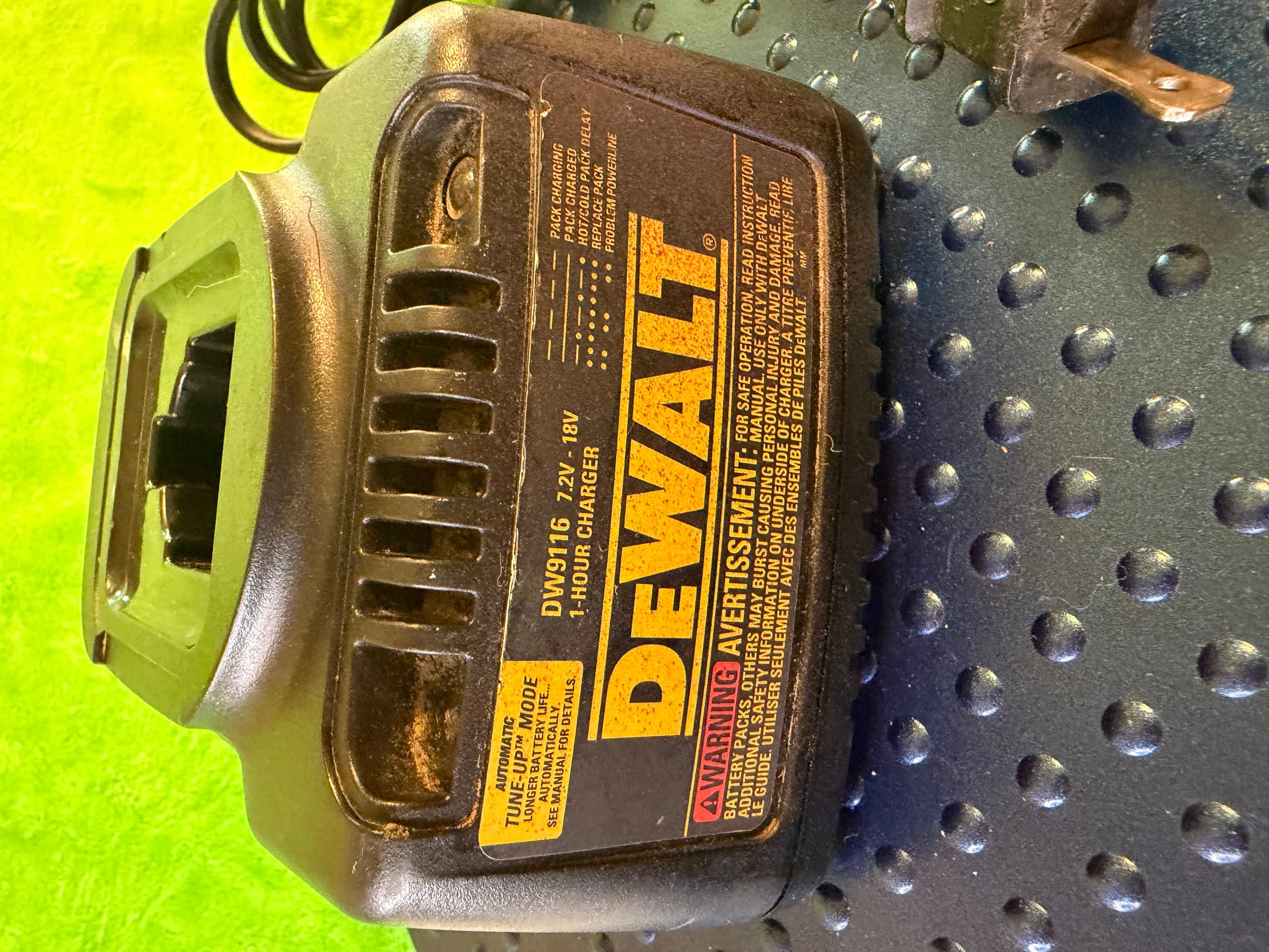 DeWalt DW9116 7.2V-18V 1-Hour Battery Charger - Thumbnail 2