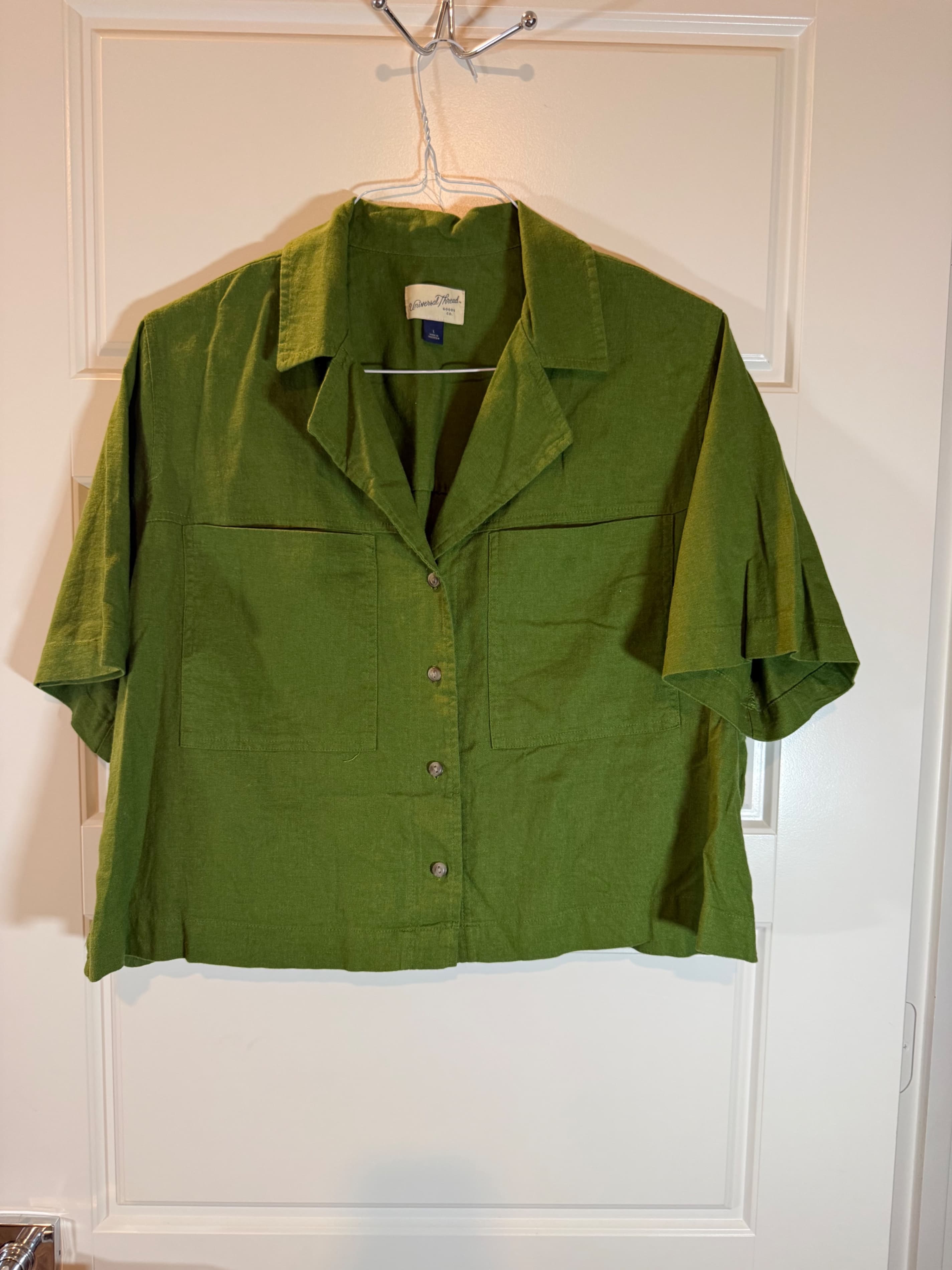 Universal Thread Women's Green Button-Up Blouse Size L