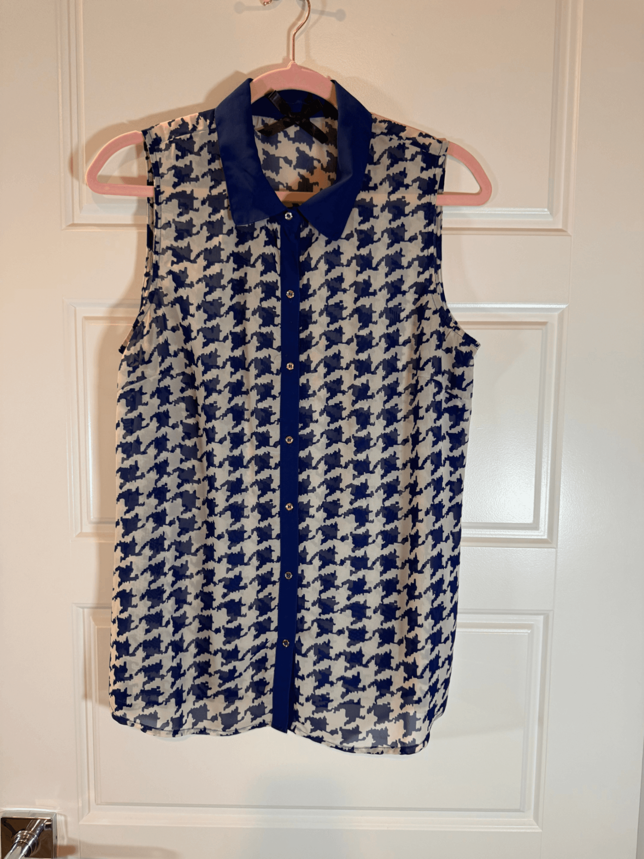Sleeveless Houndstooth Blouse with Blue Collar