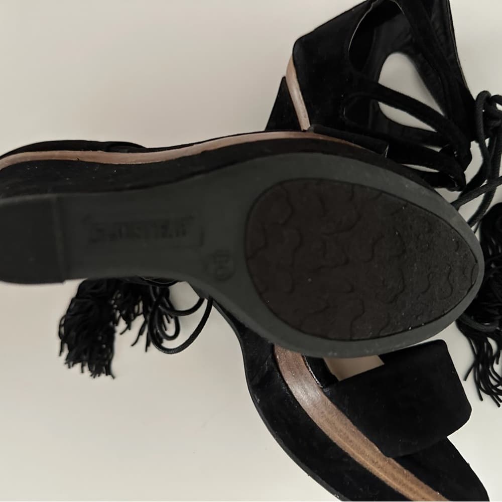 JustFab “Shanghai” Black Cutout Tassel Wedge Sandals Y2K Size 8.5 - Thumbnail 6