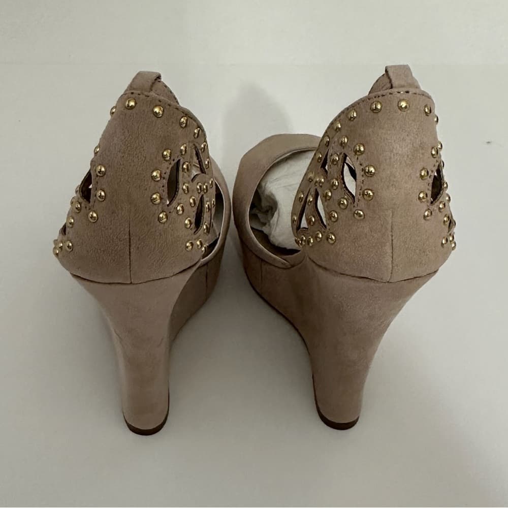 NIB JustFab Clea Nude Studded Cutout Wedge Heels Sandals Size 8.5 Platform Shoes - Thumbnail 2