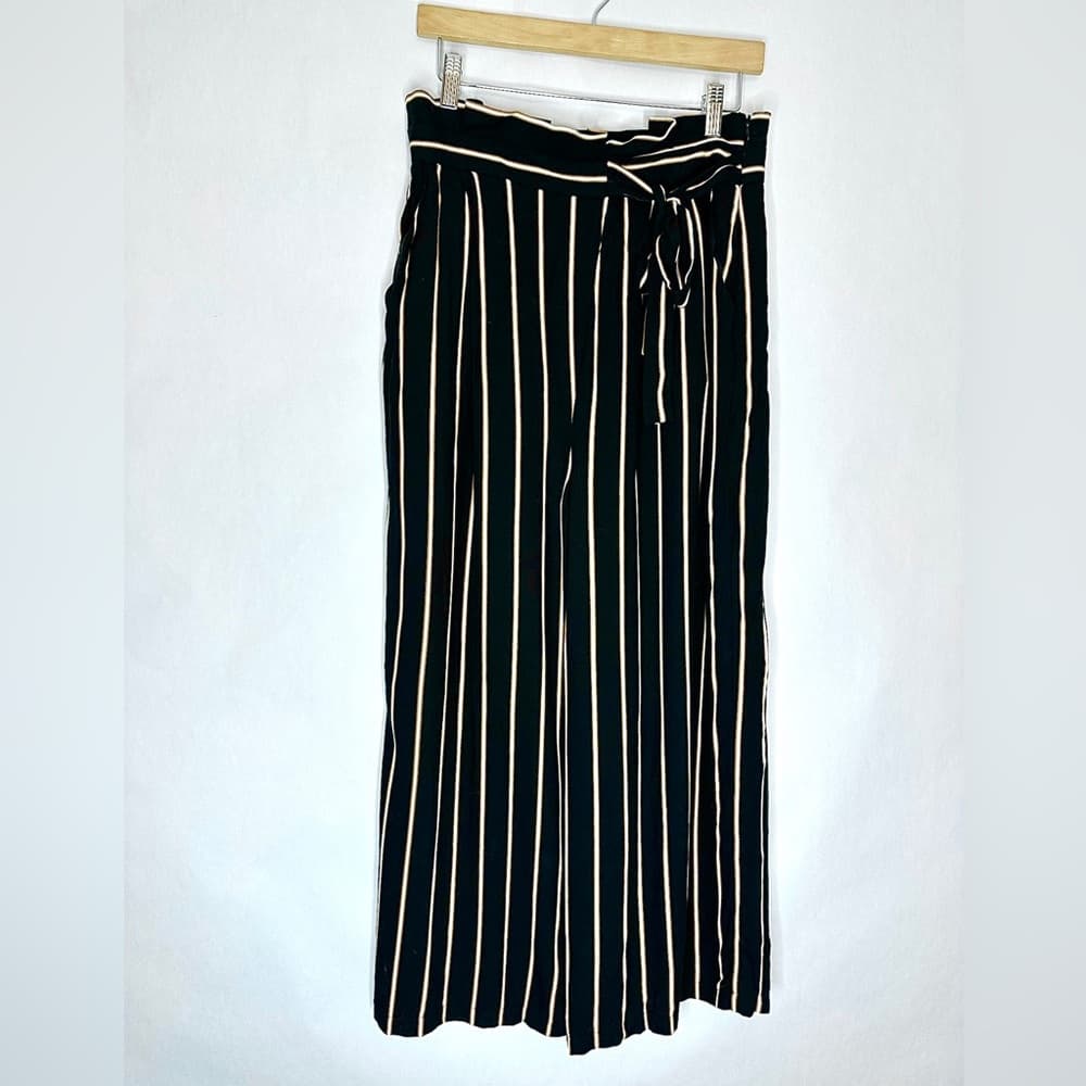 NWT Forever 21 Contemporary Black Striped Wide Leg Tie Waist Ankle Pants Large - Thumbnail 2