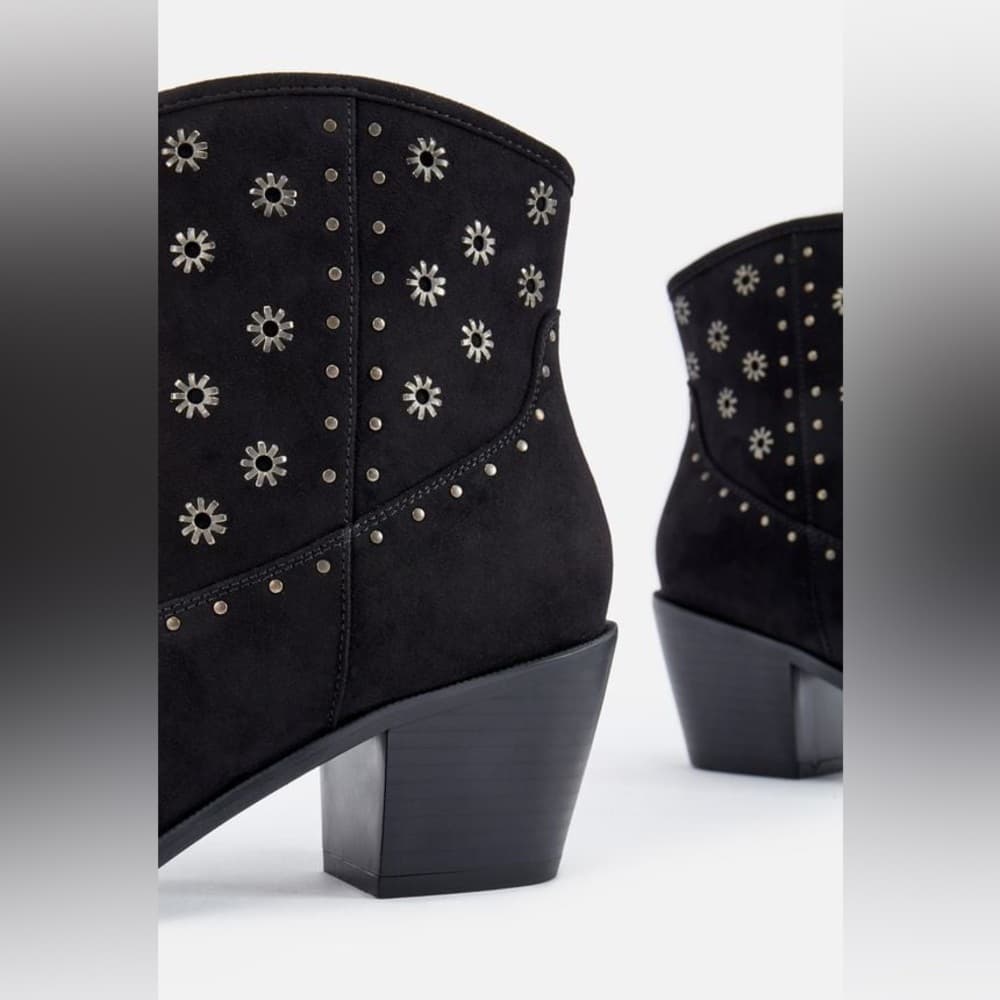 NIB JustFab “Rebel” Black Western Booties with Studded Floral Design Size 8.5