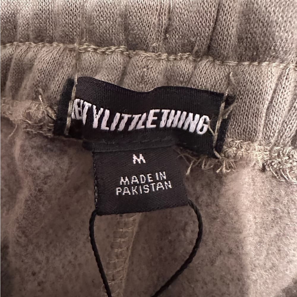 NWT PrettyLittleThing Khaki Green Straight Leg Logo Joggers Size Medium - Thumbnail 11