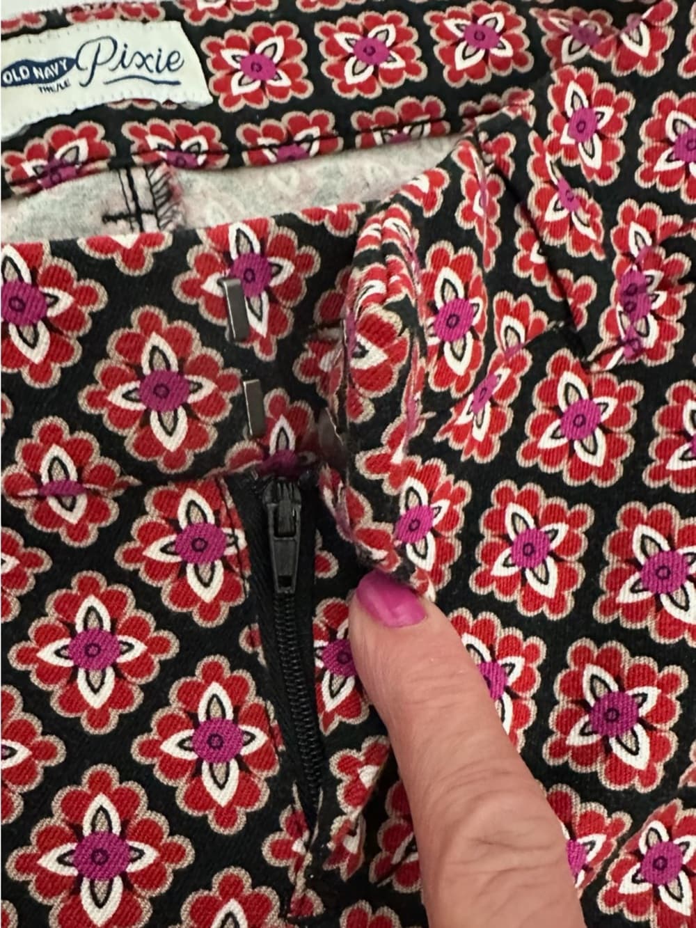 Old Navy Pixie Pants Red Diamond Print Pattern Size 2 Boho Artsy - Thumbnail 4