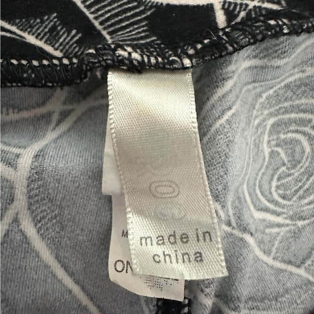 LuLaRoe Leggings Black White Rose Floral Print Stretchy Soft Size OS Cottagecore - Thumbnail 4