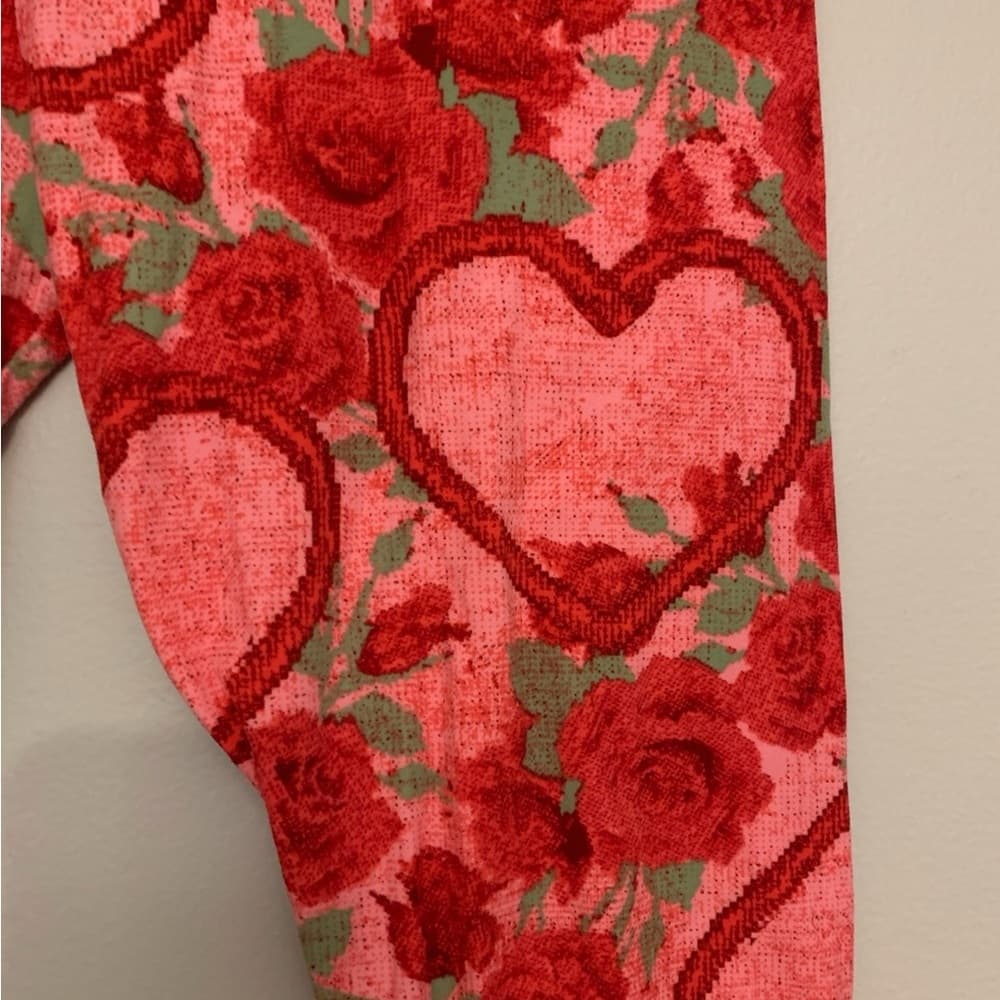 LuLaRoe Valentine Valentine’s Day TC Tall & Curvy Red Pink Hearts Roses Leggings - Thumbnail 2