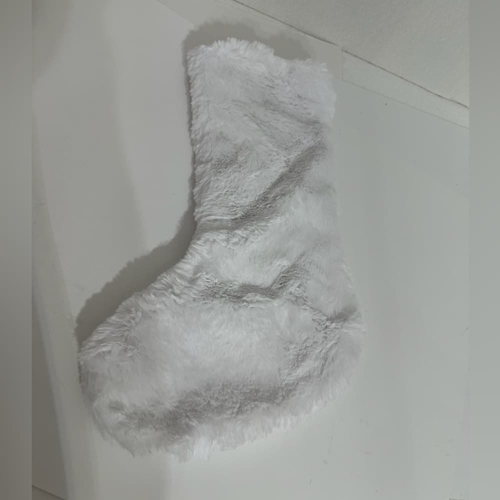 NEW Kylie Cosmetics White Faux Fur Christmas Stocking Pink Lips Limited Edition - Thumbnail 2