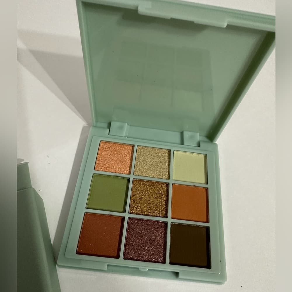 NIB Glowcore Mystic Earth Eyeshadow Palette 9 Pan Matte Shimmer Great Gift idea - Thumbnail 4