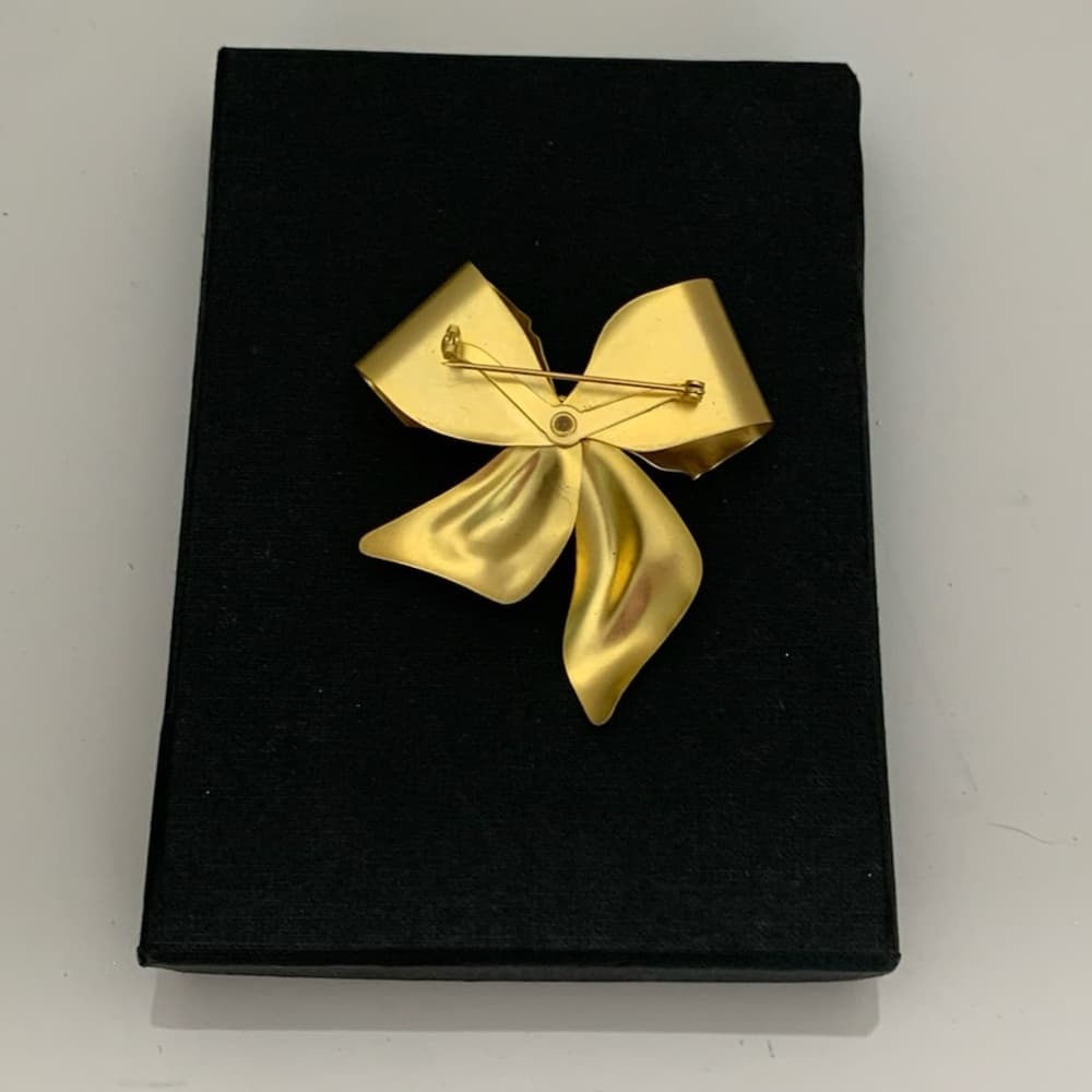 1970s Vintage Gold Tone Metal Bow Shaped Brooch Pin Tara 5th Large Matte - Thumbnail 4