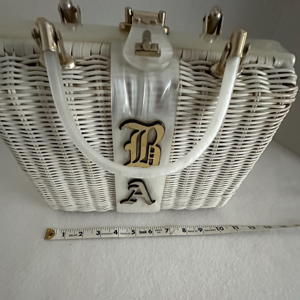 Charming by Atlas Hollywood White Wicker Box Purse Vintage Pearlized Monogram - Thumbnail 10