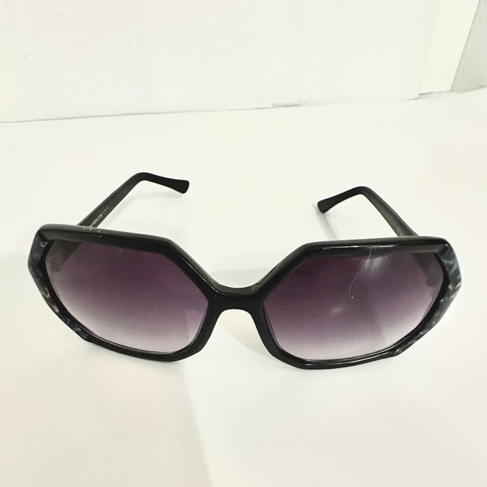 Betsey Johnson Oversized Black Sunglasses with Gradient Lenses Vintage Y2K - Thumbnail 9