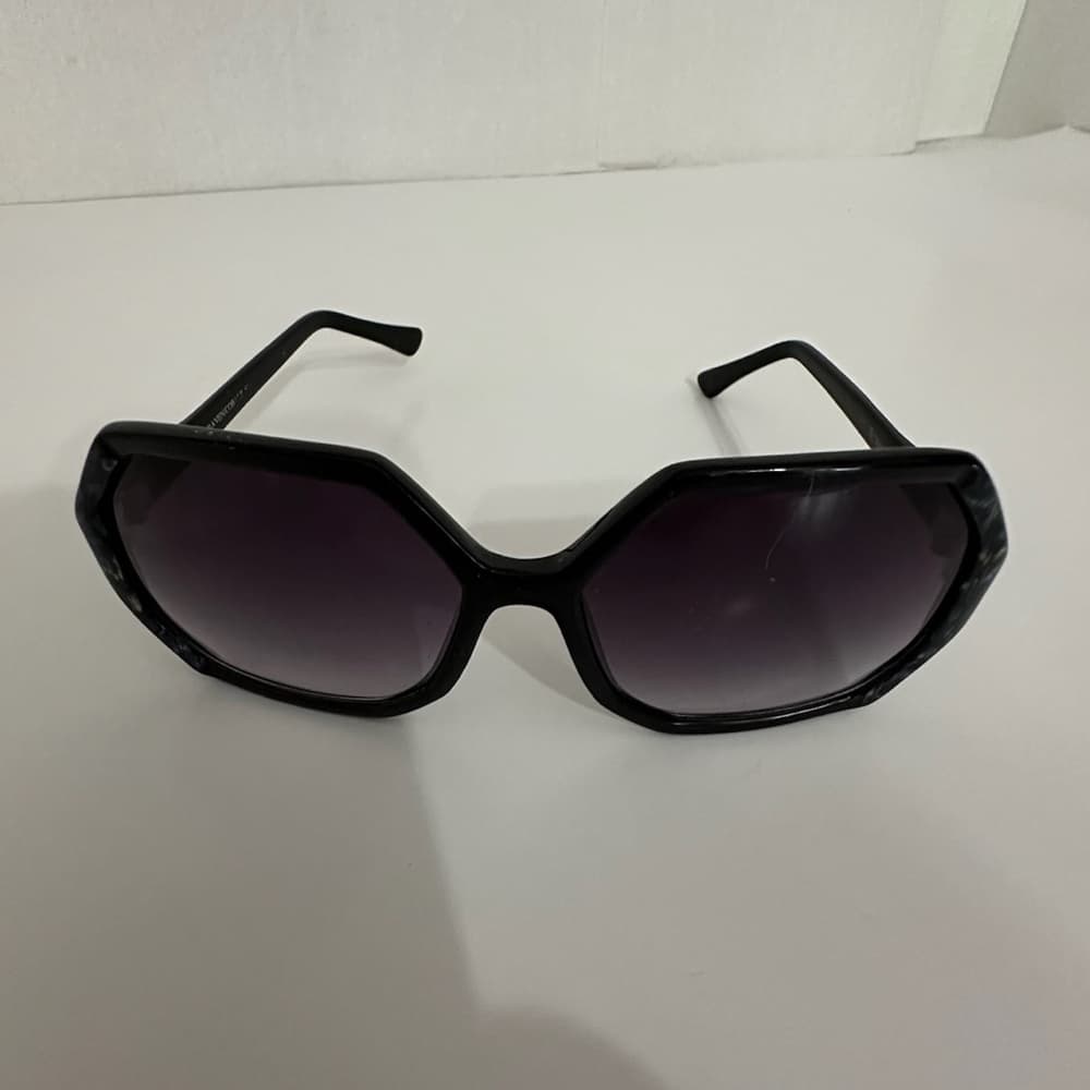 Betsey Johnson Oversized Black Sunglasses with Gradient Lenses Vintage Y2K - Thumbnail 8