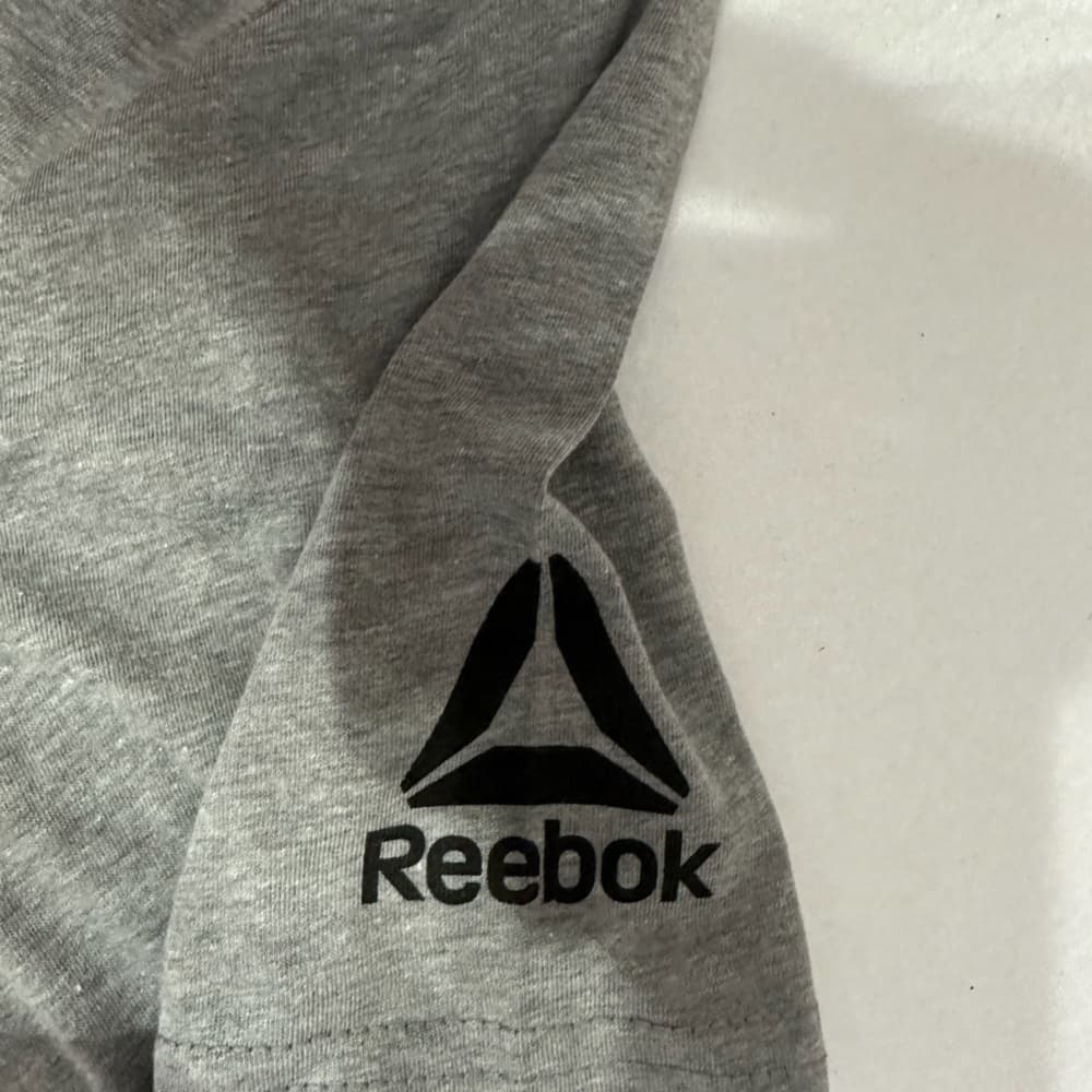 NWT Reebok UFC Conor McGregor Notorious Gold Emblem Graphic Tee Gray VNeck Large - Thumbnail 4