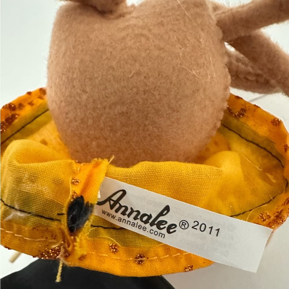Annalee Halloween Witch Mouse with Broom Felt Figurine 2011 Collectible Decor - Thumbnail 3