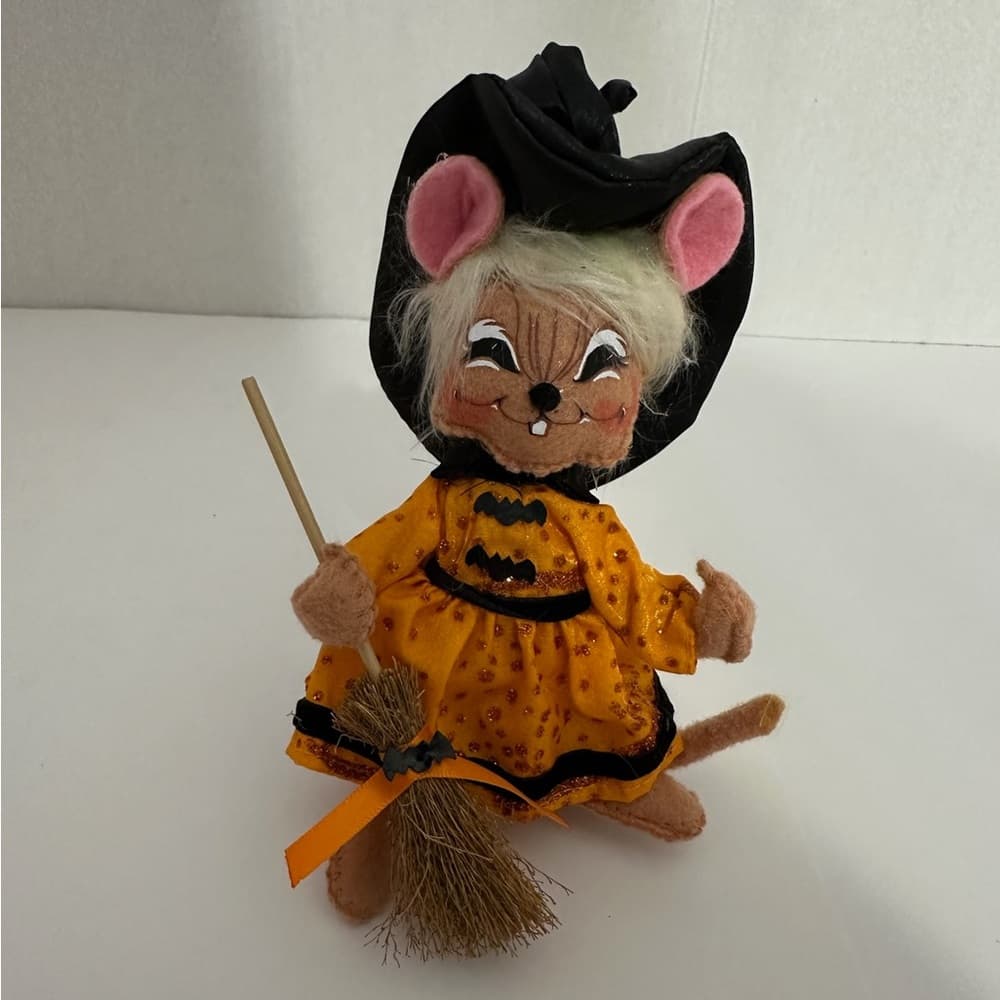 Annalee Halloween Witch Mouse with Broom Felt Figurine 2011 Collectible Decor
