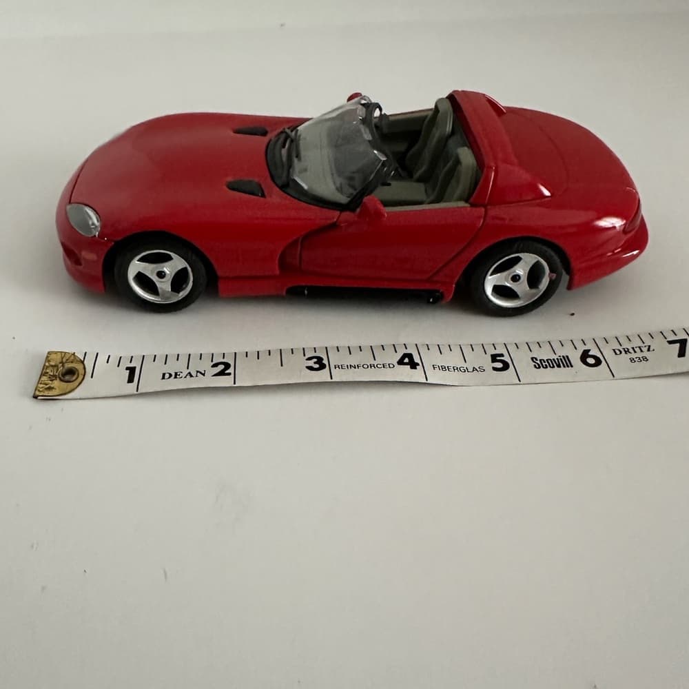 Burago Red Dodge Viper Diecast Convertible RT/10 1992 1:18 Model Car Collectible - Thumbnail 2