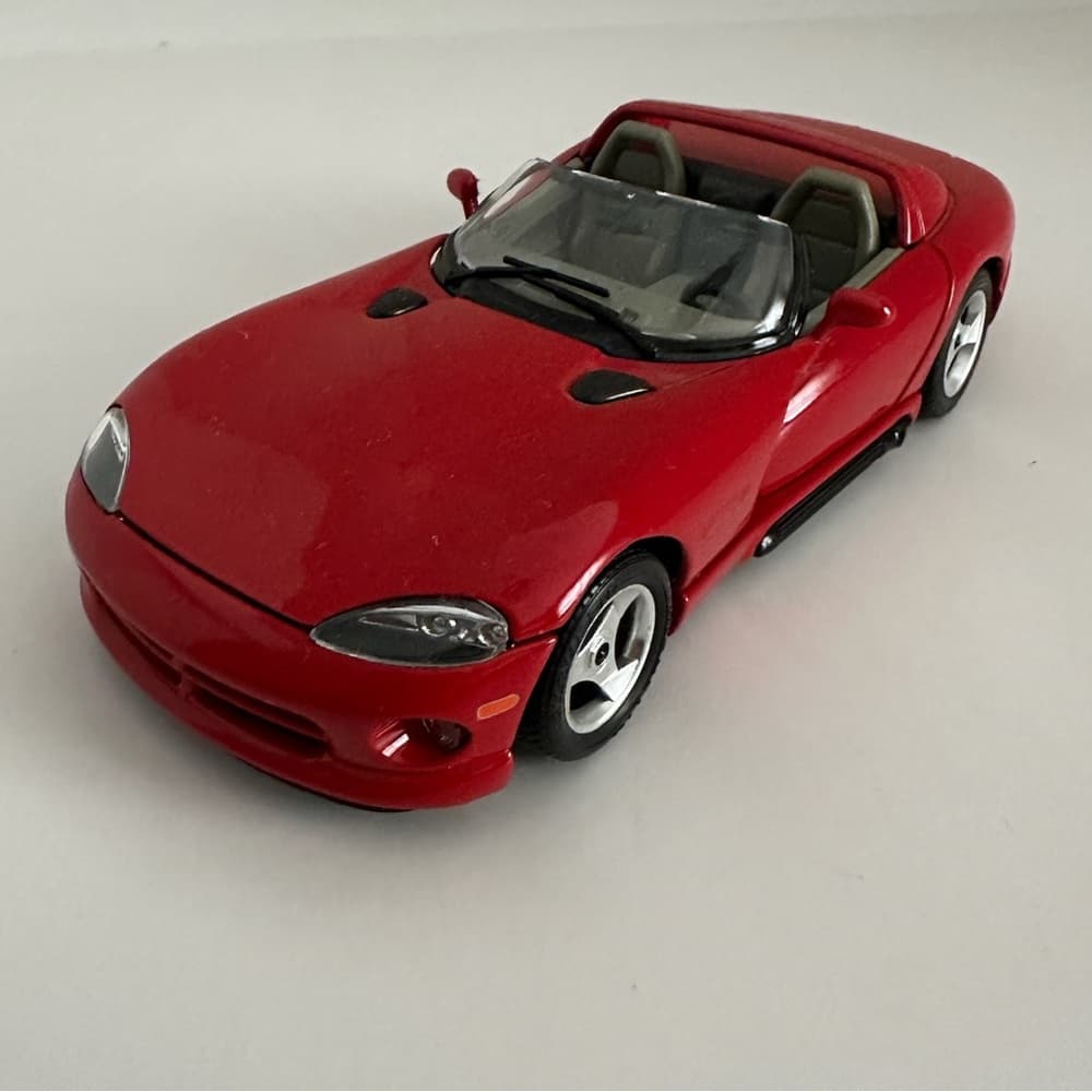 Burago Red Dodge Viper Diecast Convertible RT/10 1992 1:18 Model Car Collectible - Thumbnail 5