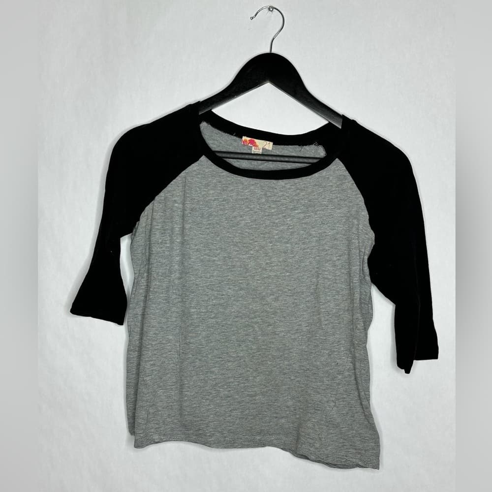 Forever 21 Gray Black Raglan 3/4 Sleeve Tee Cropped Medium Casual Minimalist - Thumbnail 5