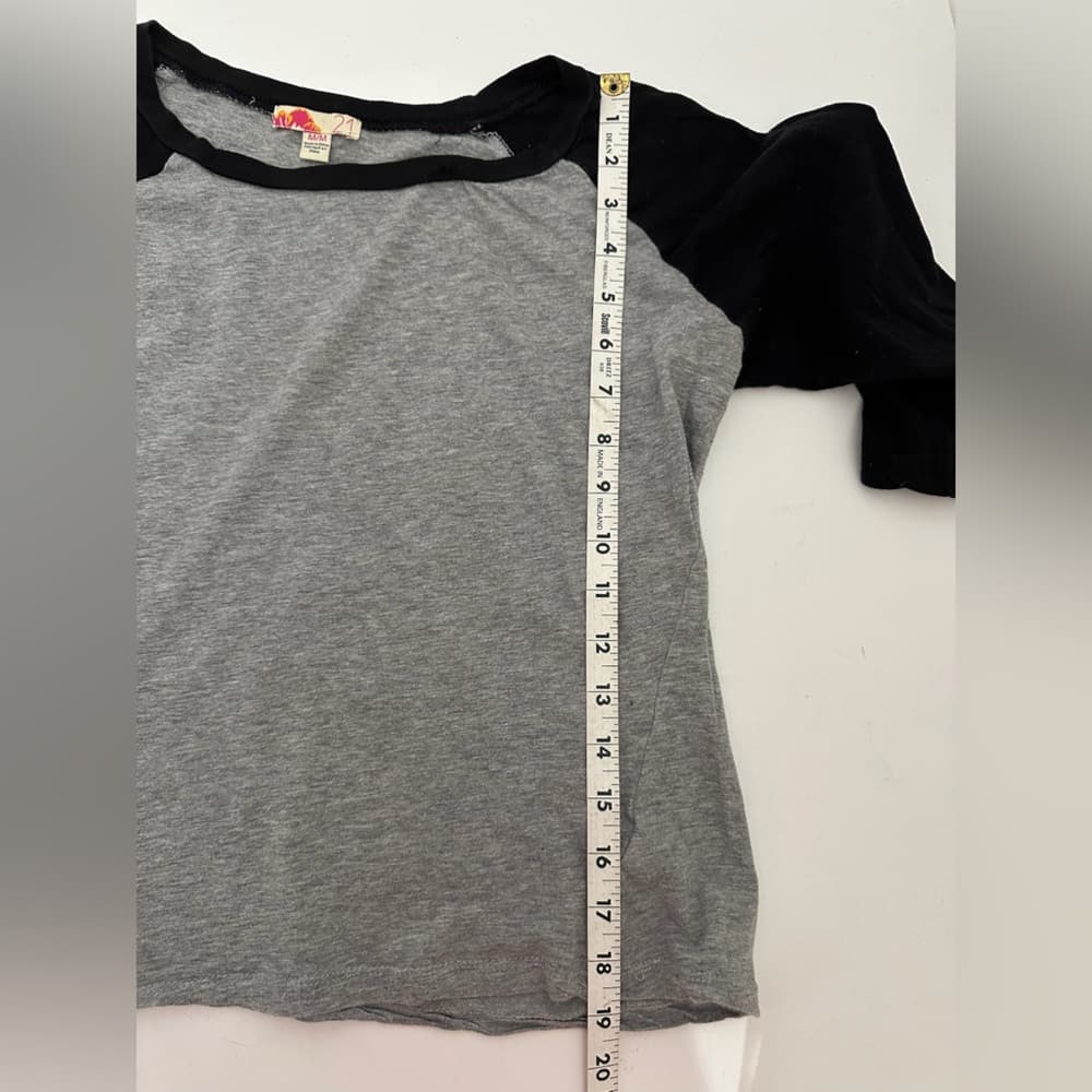 Forever 21 Gray Black Raglan 3/4 Sleeve Tee Cropped Medium Casual Minimalist - Thumbnail 7