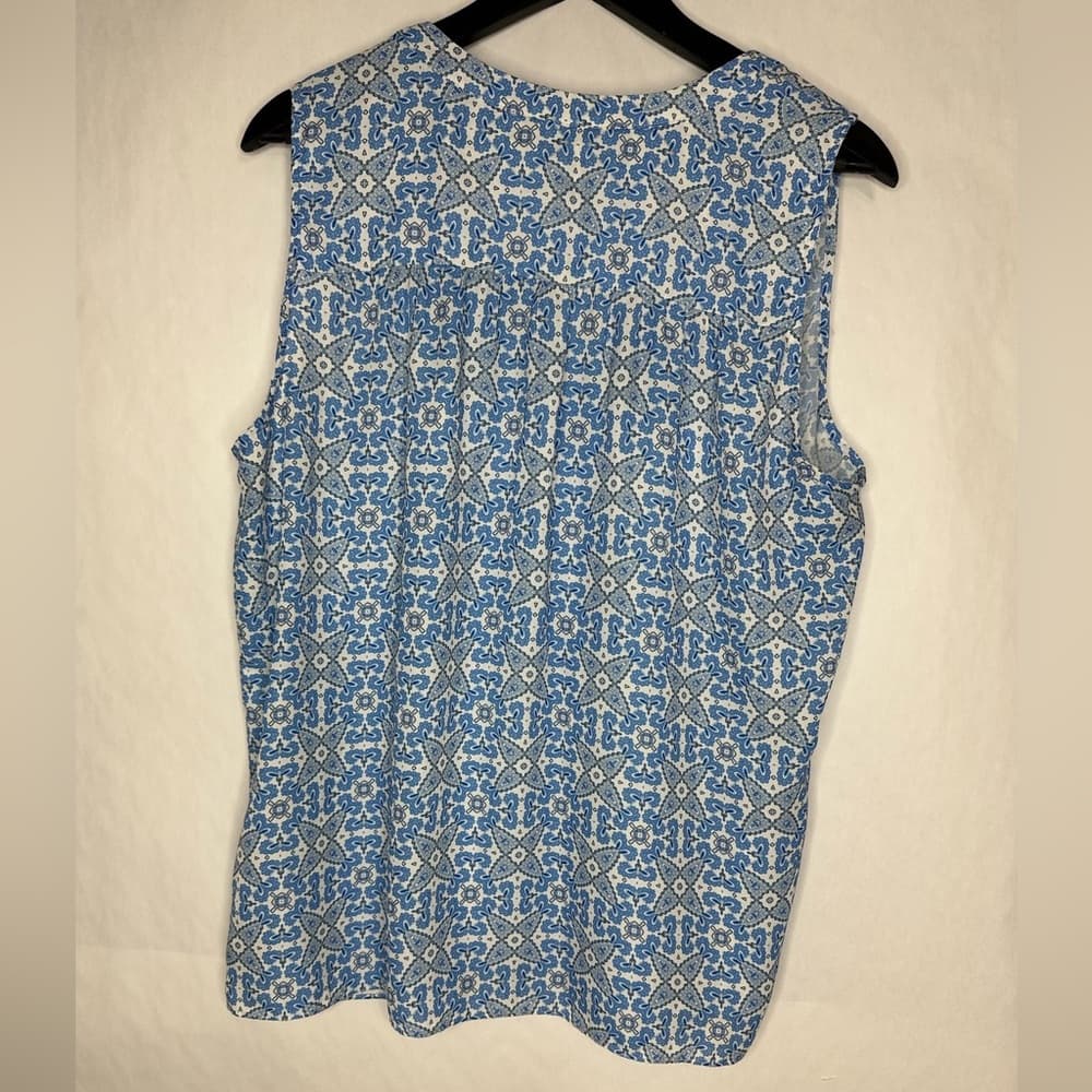 Emma & Olivia Blue White Medallion Tile Print Sleeveless V Neck Blouse Size XL - Thumbnail 6