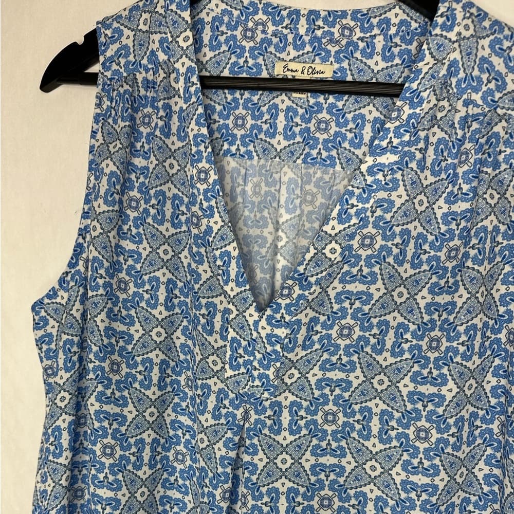 Emma & Olivia Blue White Medallion Tile Print Sleeveless V Neck Blouse Size XL - Thumbnail 3