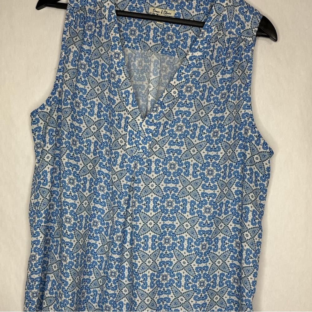 Emma & Olivia Blue White Medallion Tile Print Sleeveless V Neck Blouse Size XL - Thumbnail 2