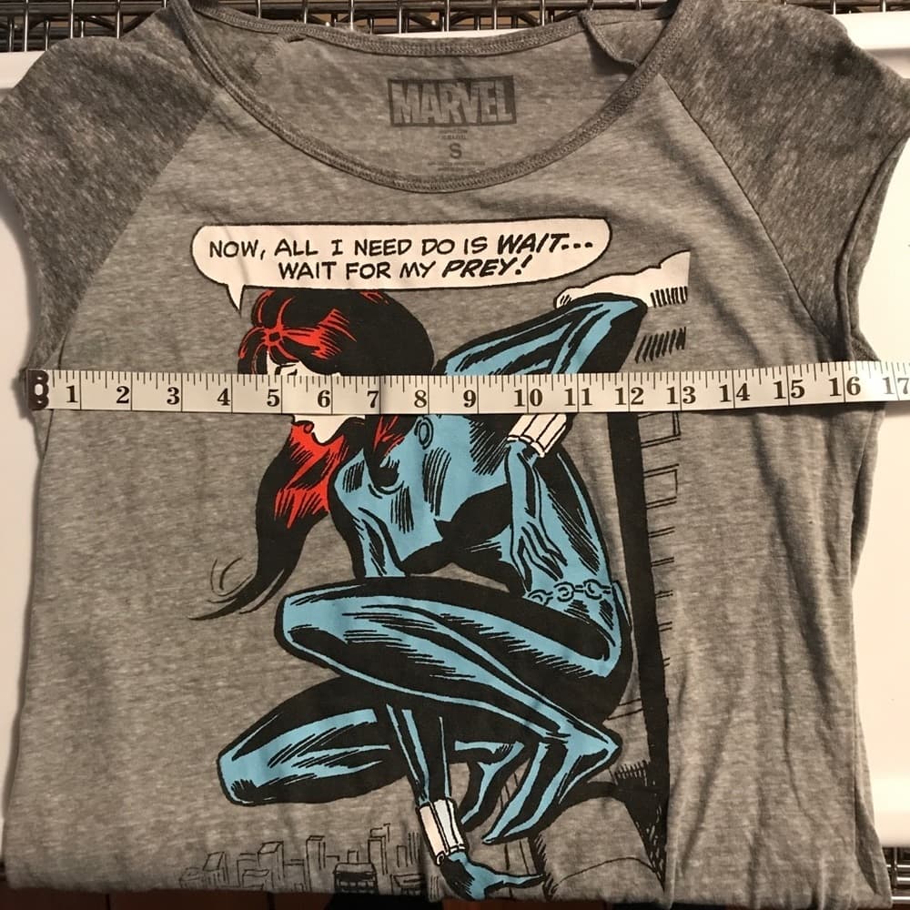 Marvel Black Widow Comic Wait For Prey Graphic High Low Hem Tee Gray Size Small - Thumbnail 6