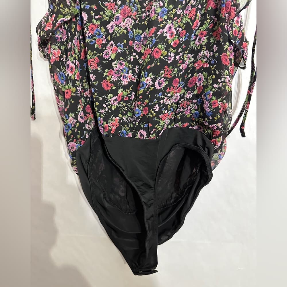 NWT ASTR The Label Black Purple Floral Ruffle Tie Strap Bodysuit Size Medium - Thumbnail 7