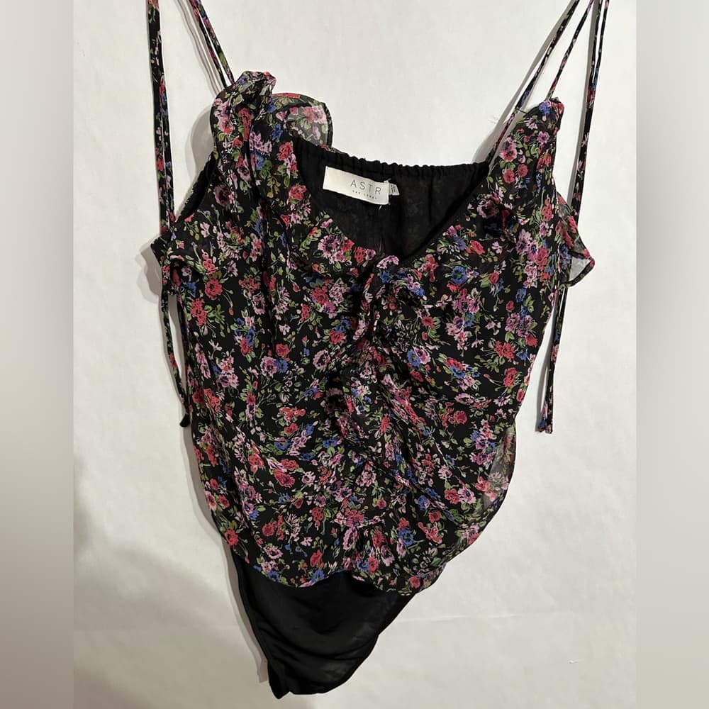 NWT ASTR The Label Black Purple Floral Ruffle Tie Strap Bodysuit Size Medium - Thumbnail 5