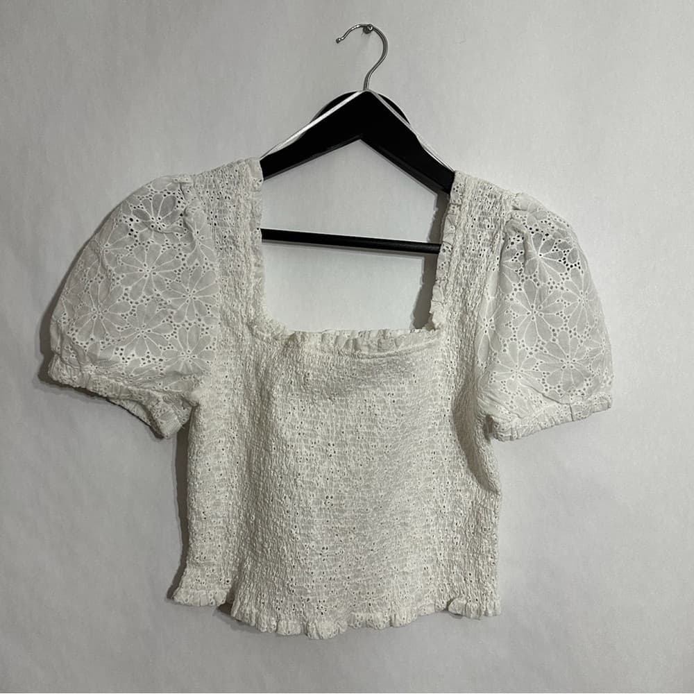 ASTR The Label Floral Eyelet Puff Sleeve Smocked Cropped Top Size Medium - Thumbnail 4