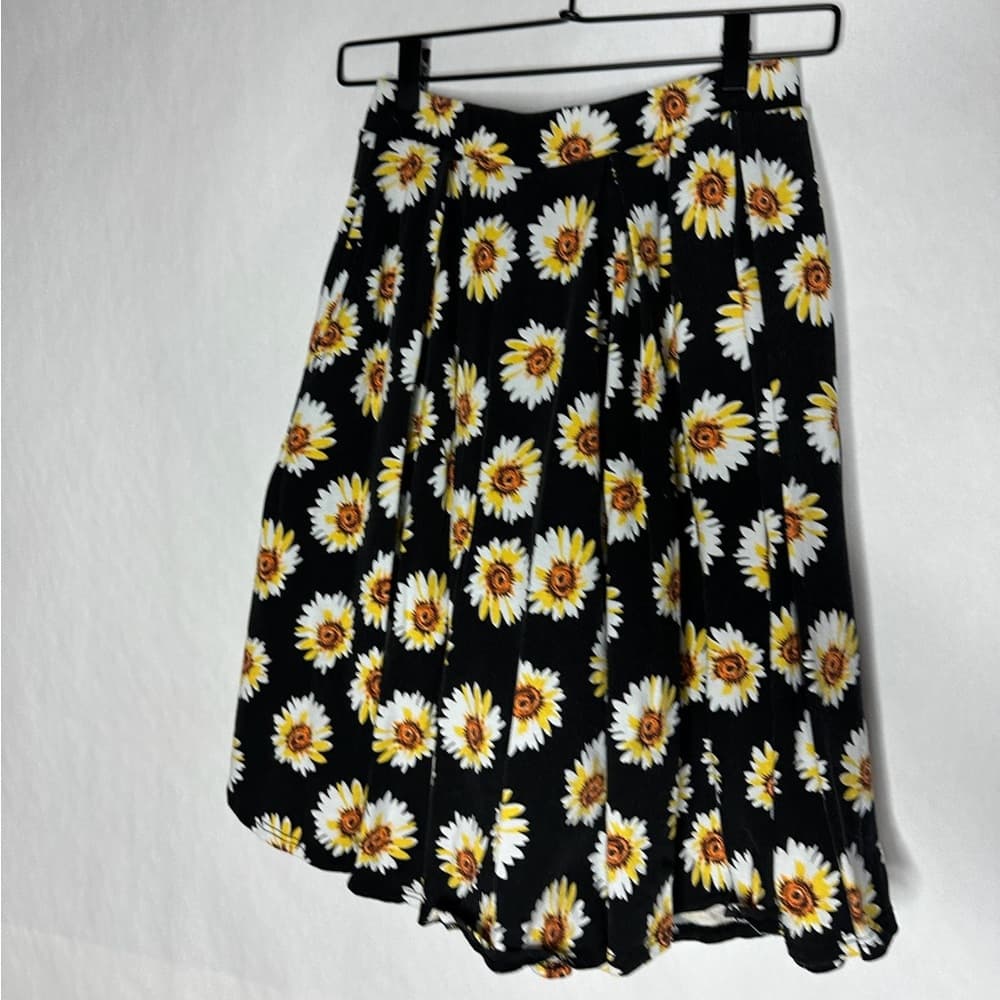 LuLaRoe Madison Black Daisy Floral A-Line Skirt Size Small Pleated Flowy Flower - Thumbnail 5