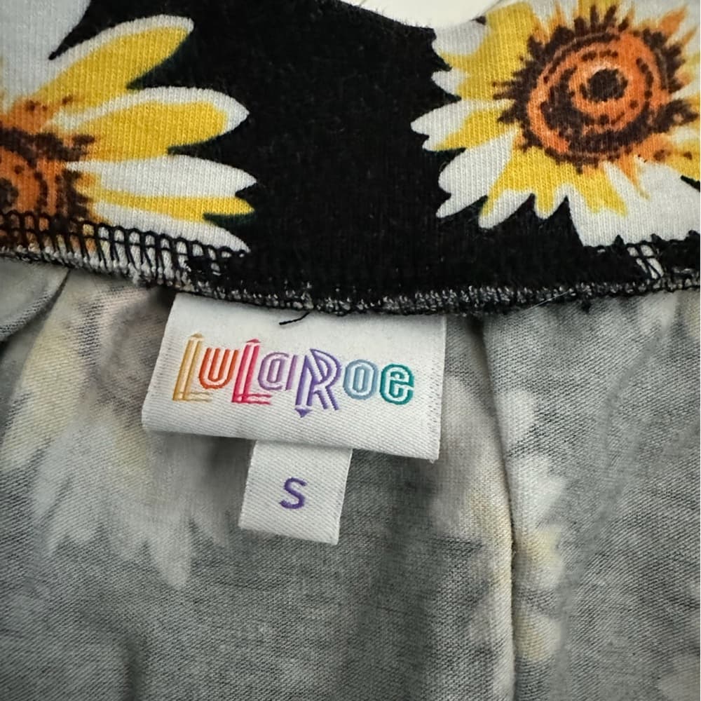 LuLaRoe Madison Black Daisy Floral A-Line Skirt Size Small Pleated Flowy Flower - Thumbnail 2