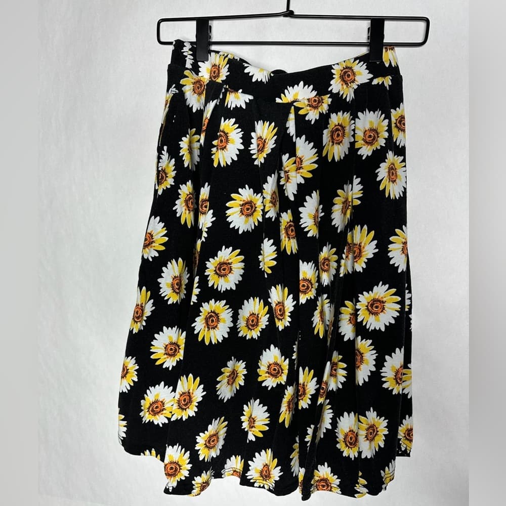 LuLaRoe Madison Black Daisy Floral A-Line Skirt Size Small Pleated Flowy Flower - Thumbnail 8