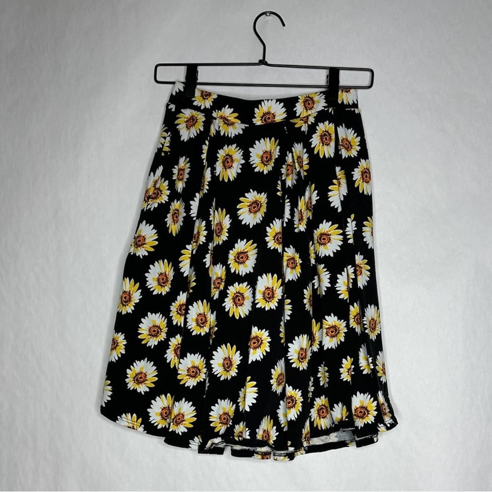 LuLaRoe Madison Black Daisy Floral A-Line Skirt Size Small Pleated Flowy Flower - Thumbnail 6