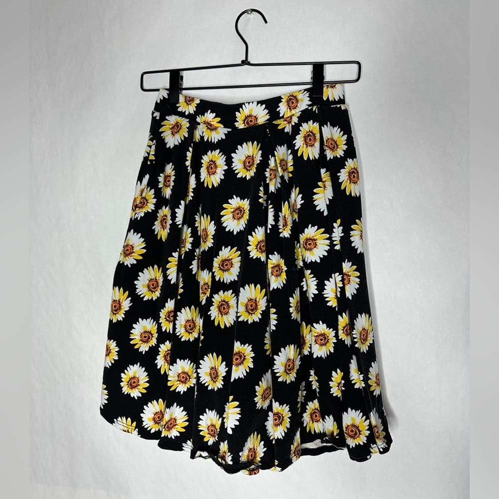 LuLaRoe Madison Black Daisy Floral A-Line Skirt Size Small Pleated Flowy Flower