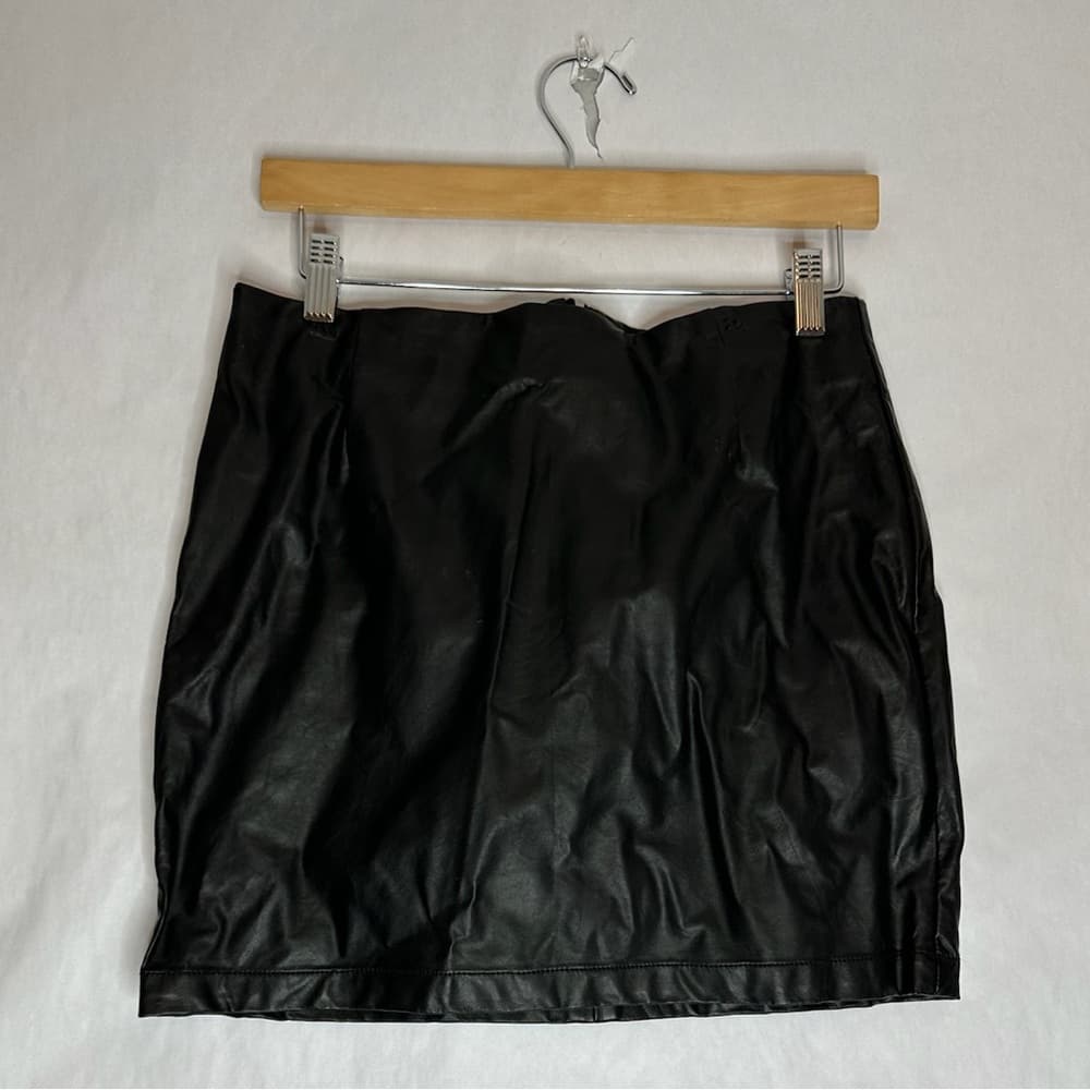 Forever 21 Black Faux Leather Mini Skirt Size Large