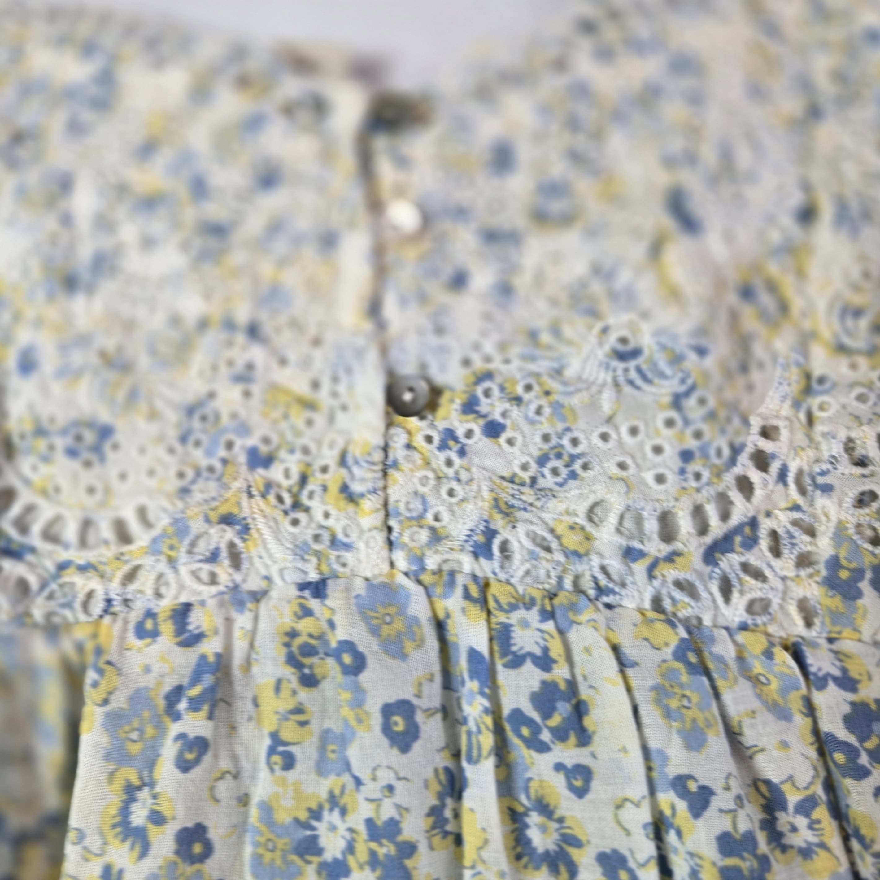 Floral Lace Sleeveless Dress with Button Detail - Thumbnail 4