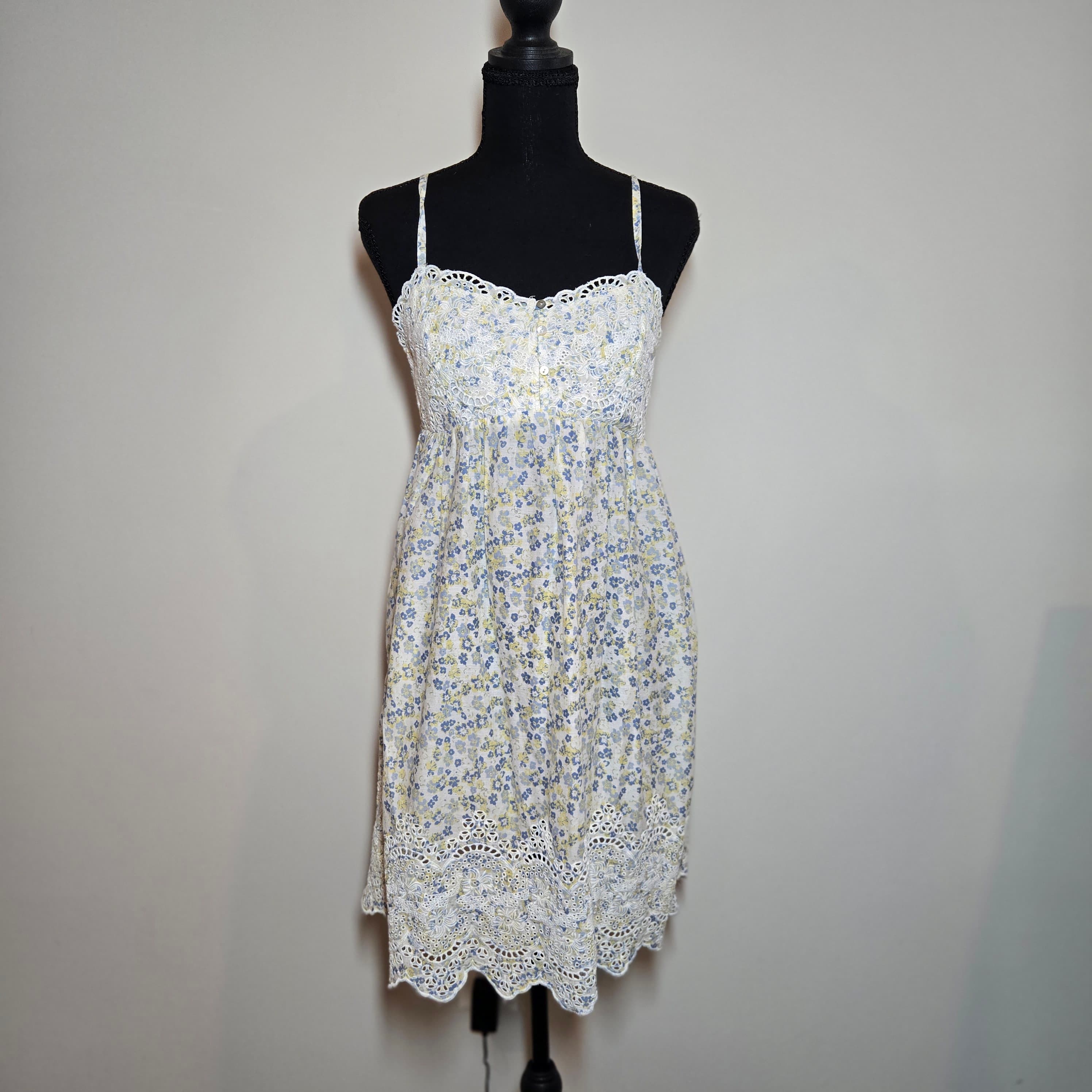 Floral Lace Sleeveless Dress with Button Detail